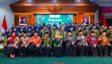 Gubernur Jawa Timur Khofifah Indar Parawansa berfoto bersama kafilah STQH Nasional XXVIII asal Jatim usai acara pelepasan di Gedung Negara Grahadi, Surabaya, Rabu (8/10/2025). (Foto Dok Ho/RadarBangsa.co.id)
