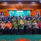 Gubernur Jawa Timur Khofifah Indar Parawansa berfoto bersama kafilah STQH Nasional XXVIII asal Jatim usai acara pelepasan di Gedung Negara Grahadi, Surabaya, Rabu (8/10/2025). (Foto Dok Ho/RadarBangsa.co.id)