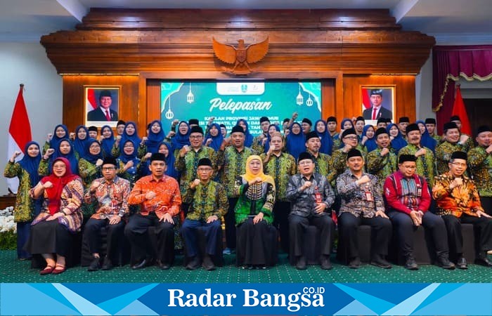 Gubernur Jawa Timur Khofifah Indar Parawansa berfoto bersama kafilah STQH Nasional XXVIII asal Jatim usai acara pelepasan di Gedung Negara Grahadi, Surabaya, Rabu (8/10/2025). (Foto Dok Ho/RadarBangsa.co.id)