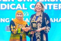 Gubernur Jawa Timur Khofifah Indar Parawansa (kiri) berjabat tangan dengan perwakilan Leiden University Medical Center (LUMC) Belanda usai pertemuan di Gedung Negara Grahadi, Surabaya, Senin (6/10/2025). (Foto Dok Ho/RadarBangsa.co.id)