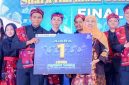 Gubernur Jawa Timur Khofifah Indar Parawansa menyerahkan hadiah kepada salah satu peserta Final Lomba Paduan Suara SMA/SMK Tingkat Provinsi Jawa Timur 2025 di Asrama Haji Sukolilo, Surabaya, Jumat (10/10/2025). (Foto Dok Ho/RadarBangsa.co.id)