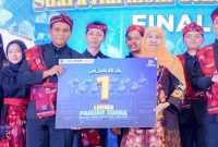 Gubernur Jawa Timur Khofifah Indar Parawansa menyerahkan hadiah kepada salah satu peserta Final Lomba Paduan Suara SMA/SMK Tingkat Provinsi Jawa Timur 2025 di Asrama Haji Sukolilo, Surabaya, Jumat (10/10/2025). (Foto Dok Ho/RadarBangsa.co.id)