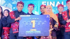 Gubernur Jawa Timur Khofifah Indar Parawansa menyerahkan hadiah kepada salah satu peserta Final Lomba Paduan Suara SMA/SMK Tingkat Provinsi Jawa Timur 2025 di Asrama Haji Sukolilo, Surabaya, Jumat (10/10/2025). (Foto Dok Ho/RadarBangsa.co.id)