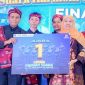 Gubernur Jawa Timur Khofifah Indar Parawansa menyerahkan hadiah kepada salah satu peserta Final Lomba Paduan Suara SMA/SMK Tingkat Provinsi Jawa Timur 2025 di Asrama Haji Sukolilo, Surabaya, Jumat (10/10/2025). (Foto Dok Ho/RadarBangsa.co.id)