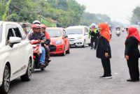 Gubernur Jawa Timur Khofifah Indar Parawansa meninjau progres pelebaran jalan Sugihwaras, Maospati, Magetan, Minggu (5/10). (Foto Dok Ho/RadarBangsa.co.id)
