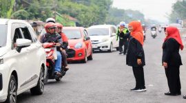 Gubernur Jawa Timur Khofifah Indar Parawansa meninjau progres pelebaran jalan Sugihwaras, Maospati, Magetan, Minggu (5/10). (Foto Dok Ho/RadarBangsa.co.id)