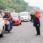 Gubernur Jawa Timur Khofifah Indar Parawansa meninjau progres pelebaran jalan Sugihwaras, Maospati, Magetan, Minggu (5/10). (Foto Dok Ho/RadarBangsa.co.id)