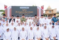 Khofifah, Kapolda Jatim, dan Pangdam V berfoto bersama santri usai Apel Hari Santri 2025 di Ponpes An-Nur Bululawang, Malang. (Foto Dok Ho/Radarbangsa.co.id)