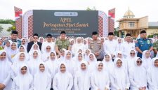 Khofifah, Kapolda Jatim, dan Pangdam V berfoto bersama santri usai Apel Hari Santri 2025 di Ponpes An-Nur Bululawang, Malang. (Foto Dok Ho/Radarbangsa.co.id)
