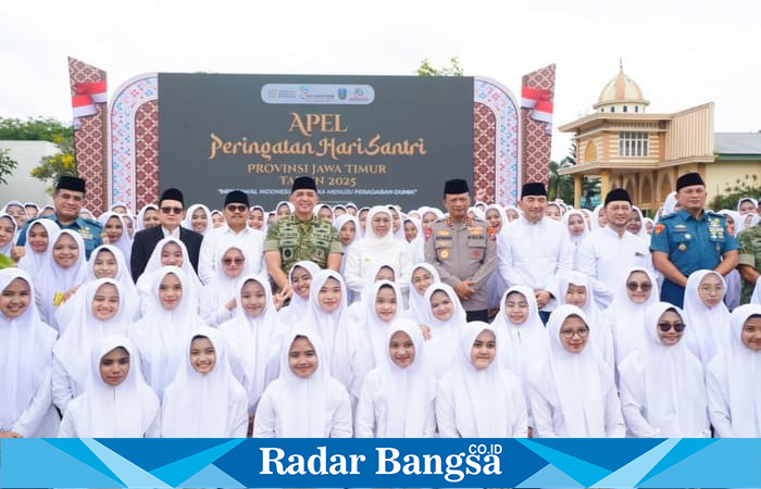 Khofifah, Kapolda Jatim, dan Pangdam V berfoto bersama santri usai Apel Hari Santri 2025 di Ponpes An-Nur Bululawang, Malang. (Foto Dok Ho/Radarbangsa.co.id)
