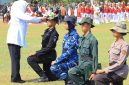 Gubernur Jawa Timur Khofifah Indar Parawansa memimpin prosesi pembaretan 1.346 taruna dan taruni SMA Taruna se-Jatim di Dermaga Madura Koarmada II Surabaya, Kamis (16/10). (Foto Dok Ho/RadarBangsa.co.id)