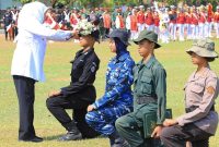 Gubernur Jawa Timur Khofifah Indar Parawansa memimpin prosesi pembaretan 1.346 taruna dan taruni SMA Taruna se-Jatim di Dermaga Madura Koarmada II Surabaya, Kamis (16/10). (Foto Dok Ho/RadarBangsa.co.id)