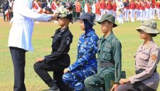 Gubernur Jawa Timur Khofifah Indar Parawansa memimpin prosesi pembaretan 1.346 taruna dan taruni SMA Taruna se-Jatim di Dermaga Madura Koarmada II Surabaya, Kamis (16/10). (Foto Dok Ho/RadarBangsa.co.id)