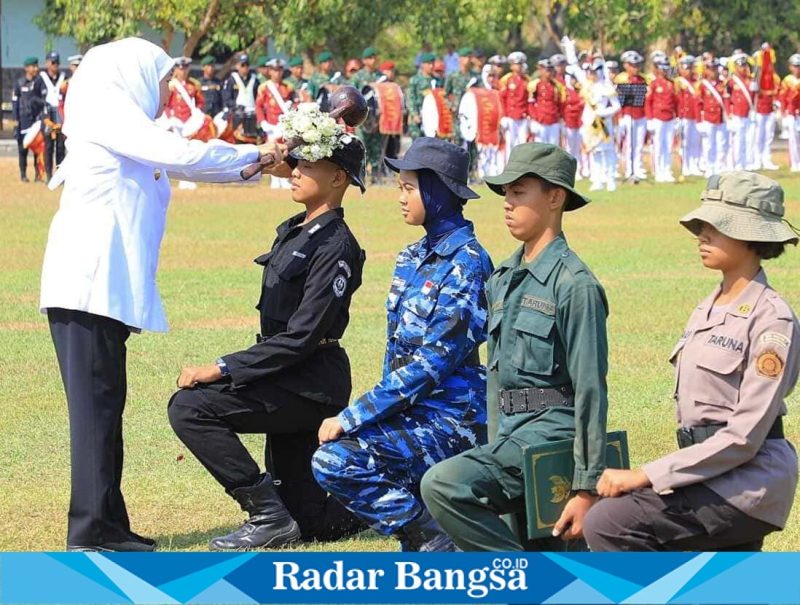 Gubernur Jawa Timur Khofifah Indar Parawansa memimpin prosesi pembaretan 1.346 taruna dan taruni SMA Taruna se-Jatim di Dermaga Madura Koarmada II Surabaya, Kamis (16/10). (Foto Dok Ho/RadarBangsa.co.id)