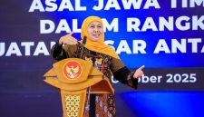 Gubernur Jawa Timur Khofifah Indar Parawansa menyampaikan sambutan dalam Forum Silaturahim bersama masyarakat Sulteng asal Jatim di Palu, Jumat (17/10) ( Foto Dok Ho/RadarBangsa.co.id)