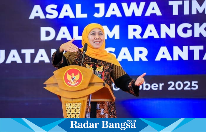 Gubernur Jawa Timur Khofifah Indar Parawansa menyampaikan sambutan dalam Forum Silaturahim bersama masyarakat Sulteng asal Jatim di Palu, Jumat (17/10) ( Foto Dok Ho/RadarBangsa.co.id)
