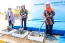 Gubernur Jatim Khofifah Indar Parawansa (kanan) saat peletakan batu pertama pabrik Coats Rejo Indonesia di Pleret, Pasuruan, Rabu (15/10/2025). (Foto Dok Ho/RadarBangsa.co.id)