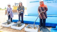 Gubernur Jatim Khofifah Indar Parawansa (kanan) saat peletakan batu pertama pabrik Coats Rejo Indonesia di Pleret, Pasuruan, Rabu (15/10/2025). (Foto Dok Ho/RadarBangsa.co.id)