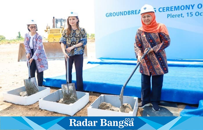 Gubernur Jatim Khofifah Indar Parawansa (kanan) saat peletakan batu pertama pabrik Coats Rejo Indonesia di Pleret, Pasuruan, Rabu (15/10/2025). (Foto Dok Ho/RadarBangsa.co.id)
