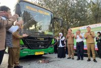 Gubernur Jawa Timur Khofifah Indar Parawansa bersama Bupati Lamongan Yuhronur Efendi meresmikan pengoperasian Bus Trans Jatim Koridor VII rute Terminal Lamongan–Dukun Gresik–Terminal Paciran di halaman parkir Makam Sunan Drajat, Lamongan, Selasa (7/10/2025). (Foto Dok Ho/RadarBangsa.co.id)