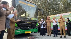 Gubernur Jawa Timur Khofifah Indar Parawansa bersama Bupati Lamongan Yuhronur Efendi meresmikan pengoperasian Bus Trans Jatim Koridor VII rute Terminal Lamongan–Dukun Gresik–Terminal Paciran di halaman parkir Makam Sunan Drajat, Lamongan, Selasa (7/10/2025). (Foto Dok Ho/RadarBangsa.co.id)