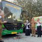 Gubernur Jawa Timur Khofifah Indar Parawansa bersama Bupati Lamongan Yuhronur Efendi meresmikan pengoperasian Bus Trans Jatim Koridor VII rute Terminal Lamongan–Dukun Gresik–Terminal Paciran di halaman parkir Makam Sunan Drajat, Lamongan, Selasa (7/10/2025). (Foto Dok Ho/RadarBangsa.co.id)