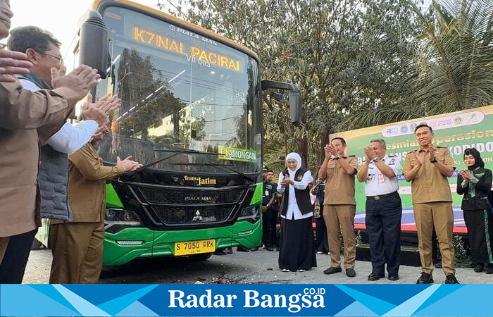Gubernur Jawa Timur Khofifah Indar Parawansa bersama Bupati Lamongan Yuhronur Efendi meresmikan pengoperasian Bus Trans Jatim Koridor VII rute Terminal Lamongan–Dukun Gresik–Terminal Paciran di halaman parkir Makam Sunan Drajat, Lamongan, Selasa (7/10/2025). (Foto Dok Ho/RadarBangsa.co.id)