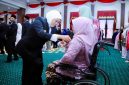 Gubernur Jawa Timur Khofifah Indar Parawansa menyematkan Tanda Kehormatan Satyalancana Karya Satya kepada ASN Pemprov Jatim di Gedung Negara Grahadi, Surabaya, Selasa (14/10/2025). (Foto Dok Ho/RadarBangsa.co.id)