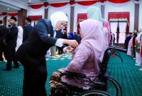 Gubernur Jawa Timur Khofifah Indar Parawansa menyematkan Tanda Kehormatan Satyalancana Karya Satya kepada ASN Pemprov Jatim di Gedung Negara Grahadi, Surabaya, Selasa (14/10/2025). (Foto Dok Ho/RadarBangsa.co.id)