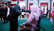 Gubernur Jawa Timur Khofifah Indar Parawansa menyematkan Tanda Kehormatan Satyalancana Karya Satya kepada ASN Pemprov Jatim di Gedung Negara Grahadi, Surabaya, Selasa (14/10/2025). (Foto Dok Ho/RadarBangsa.co.id)