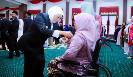 Khofifah Sematkan Satyalancana ke 653 ASN ‘Jatim Akan Naik Kelas Jadi Gerbang Baru Nusantara’