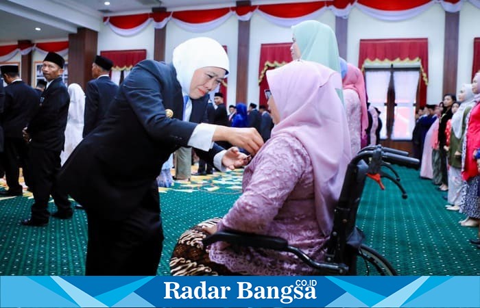 Gubernur Jawa Timur Khofifah Indar Parawansa menyematkan Tanda Kehormatan Satyalancana Karya Satya kepada ASN Pemprov Jatim di Gedung Negara Grahadi, Surabaya, Selasa (14/10/2025). (Foto Dok Ho/RadarBangsa.co.id)