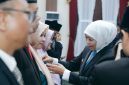 Gubernur Jawa Timur Khofifah Indar Parawansa menyematkan Tanda Kehormatan Satyalancana Karya Satya kepada ASN di lingkungan Pemprov Jatim di Gedung Negara Grahadi Surabaya, Senin (13/10/2025). (Foto Dok Ho/RadarBangsa.co.id)