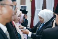 Gubernur Jawa Timur Khofifah Indar Parawansa menyematkan Tanda Kehormatan Satyalancana Karya Satya kepada ASN di lingkungan Pemprov Jatim di Gedung Negara Grahadi Surabaya, Senin (13/10/2025). (Foto Dok Ho/RadarBangsa.co.id)
