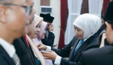 Gubernur Jawa Timur Khofifah Indar Parawansa menyematkan Tanda Kehormatan Satyalancana Karya Satya kepada ASN di lingkungan Pemprov Jatim di Gedung Negara Grahadi Surabaya, Senin (13/10/2025). (Foto Dok Ho/RadarBangsa.co.id)