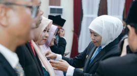 Gubernur Jawa Timur Khofifah Indar Parawansa menyematkan Tanda Kehormatan Satyalancana Karya Satya kepada ASN di lingkungan Pemprov Jatim di Gedung Negara Grahadi Surabaya, Senin (13/10/2025). (Foto Dok Ho/RadarBangsa.co.id)