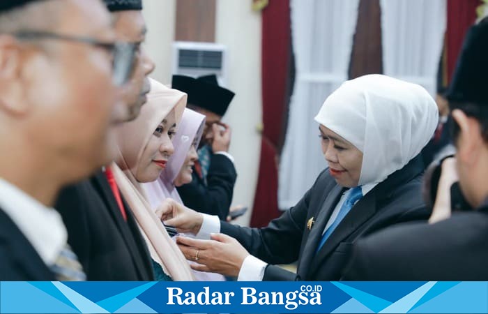 Gubernur Jawa Timur Khofifah Indar Parawansa menyematkan Tanda Kehormatan Satyalancana Karya Satya kepada ASN di lingkungan Pemprov Jatim di Gedung Negara Grahadi Surabaya, Senin (13/10/2025). (Foto Dok Ho/RadarBangsa.co.id)