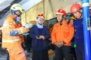Gubernur Jawa Timur Khofifah Indar Parawansa meninjau langsung proses evakuasi korban ambruknya musala Pondok Pesantren Al Khoziny, Sidoarjo, didampingi tim SAR dan BPBD (Foto Dok Ho/RadarBangsa.co.id)