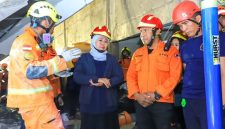 Gubernur Jawa Timur Khofifah Indar Parawansa meninjau langsung proses evakuasi korban ambruknya musala Pondok Pesantren Al Khoziny, Sidoarjo, didampingi tim SAR dan BPBD (Foto Dok Ho/RadarBangsa.co.id)