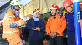 Gubernur Jawa Timur Khofifah Indar Parawansa meninjau langsung proses evakuasi korban ambruknya musala Pondok Pesantren Al Khoziny, Sidoarjo, didampingi tim SAR dan BPBD (Foto Dok Ho/RadarBangsa.co.id)