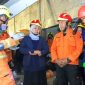 Gubernur Jawa Timur Khofifah Indar Parawansa meninjau langsung proses evakuasi korban ambruknya musala Pondok Pesantren Al Khoziny, Sidoarjo, didampingi tim SAR dan BPBD (Foto Dok Ho/RadarBangsa.co.id)