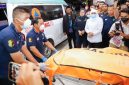 Petugas mengevakuasi jenazah korban ambruknya musala Ponpes Al Khoziny Sidoarjo ke RS Bhayangkara, disaksikan Gubernur Jawa Timur Khofifah Indar Parawansa, Sabtu (4/10/2025). (Foto Dok Ho/RadarBangsa.co.id)