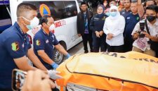 Petugas mengevakuasi jenazah korban ambruknya musala Ponpes Al Khoziny Sidoarjo ke RS Bhayangkara, disaksikan Gubernur Jawa Timur Khofifah Indar Parawansa, Sabtu (4/10/2025). (Foto Dok Ho/RadarBangsa.co.id)