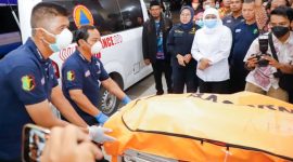 Petugas mengevakuasi jenazah korban ambruknya musala Ponpes Al Khoziny Sidoarjo ke RS Bhayangkara, disaksikan Gubernur Jawa Timur Khofifah Indar Parawansa, Sabtu (4/10/2025). (Foto Dok Ho/RadarBangsa.co.id)