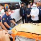 Petugas mengevakuasi jenazah korban ambruknya musala Ponpes Al Khoziny Sidoarjo ke RS Bhayangkara, disaksikan Gubernur Jawa Timur Khofifah Indar Parawansa, Sabtu (4/10/2025). (Foto Dok Ho/RadarBangsa.co.id)