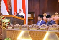 Gubernur Jawa Timur Khofifah Indar Parawansa menyampaikan sambutan dalam Sidang Paripurna Istimewa DPRD Provinsi Jawa Timur memperingati Hari Jadi ke-80 Provinsi Jawa Timur di Gedung DPRD Jatim, Surabaya, Minggu (12/10/2025). (Foto Dok Ho/RadarBangsa.co.id)
