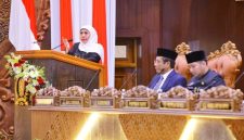 Gubernur Jawa Timur Khofifah Indar Parawansa menyampaikan sambutan dalam Sidang Paripurna Istimewa DPRD Provinsi Jawa Timur memperingati Hari Jadi ke-80 Provinsi Jawa Timur di Gedung DPRD Jatim, Surabaya, Minggu (12/10/2025). (Foto Dok Ho/RadarBangsa.co.id)
