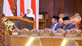 Gubernur Jawa Timur Khofifah Indar Parawansa menyampaikan sambutan dalam Sidang Paripurna Istimewa DPRD Provinsi Jawa Timur memperingati Hari Jadi ke-80 Provinsi Jawa Timur di Gedung DPRD Jatim, Surabaya, Minggu (12/10/2025). (Foto Dok Ho/RadarBangsa.co.id)