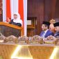 Gubernur Jawa Timur Khofifah Indar Parawansa menyampaikan sambutan dalam Sidang Paripurna Istimewa DPRD Provinsi Jawa Timur memperingati Hari Jadi ke-80 Provinsi Jawa Timur di Gedung DPRD Jatim, Surabaya, Minggu (12/10/2025). (Foto Dok Ho/RadarBangsa.co.id)