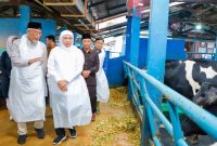 Gubernur Jawa Timur Khofifah Indar Parawansa meninjau Koperasi Peternakan Sapi Perah (KPSP) Setia Kawan Nongkojajar di Kecamatan Tutur, Kabupaten Pasuruan, Selasa (28/10/2025). (Foto Dok Ho/RadarBangsa.co.id)